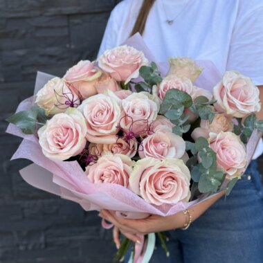 buchet flori, trandafiri roz